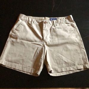 Women’s kaki shorts.